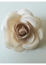 Изкуствена роза за брошка или коса от сатен в цвят екрю